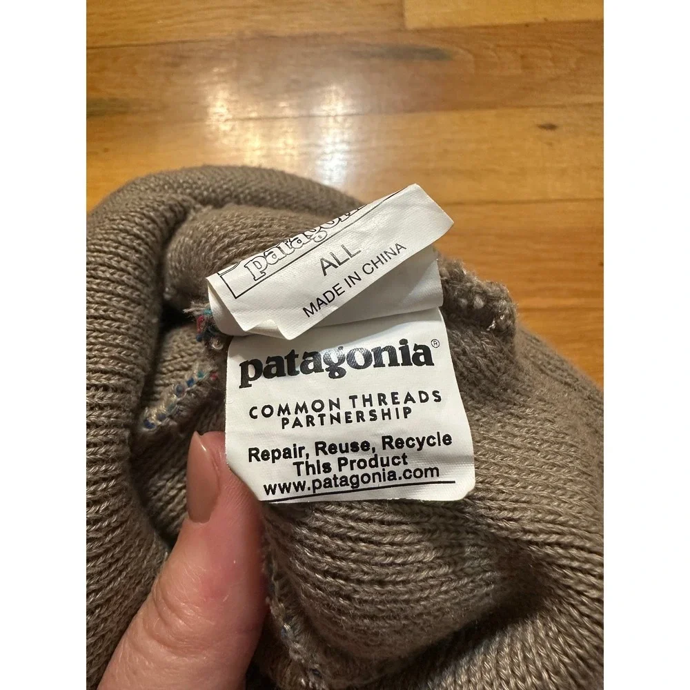 Patagonia Kids Powder Town Beanie Pom Pom Knit Hat FA16 Style 66061 Blue Tan